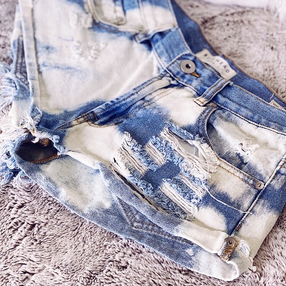 SALE Bullhead Acid Wash & Distressed Slouchy Short - Picture 6 of 6